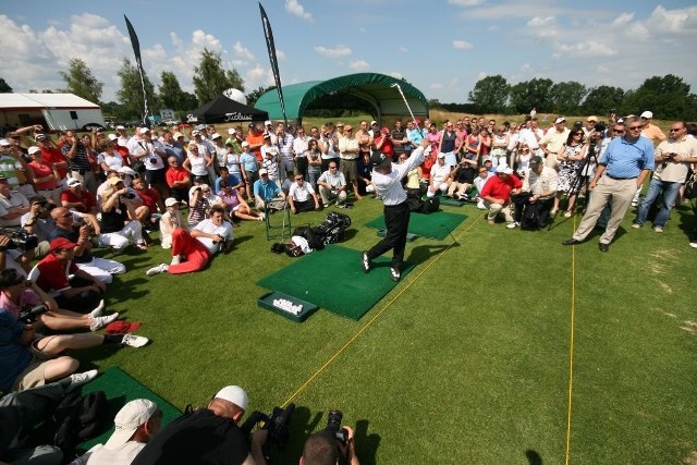 Mistrz Gary Player chętnie chwalił się tym, co umie. Dał miłośnikom golfa lekcję prawidłowych uderzeń.