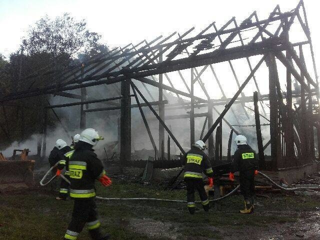 Aż 11 straży gasiło gospodarstwo w Zarzeczu. Wodę czerpano z Dunajca [ZDJĘCIA] 