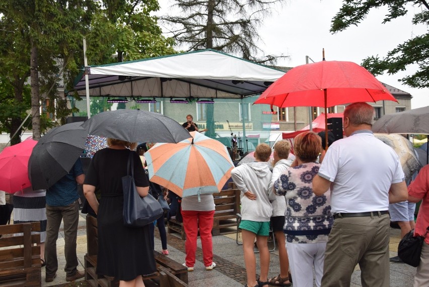 Seniorzy na koncercie Waweli. Krzeszowickie integracje z tańcami przed sceną [ZDJĘCIA]