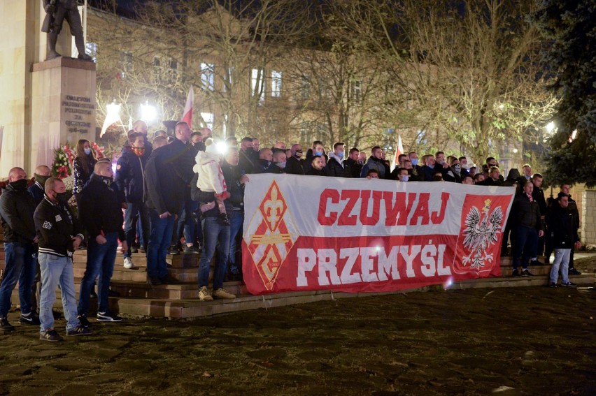 Kibice Czuwaju Przemyśl oddali cześć bohaterom w 102. rocznicę odzyskania przez Polskę niepodległości [ZDJĘCIA]