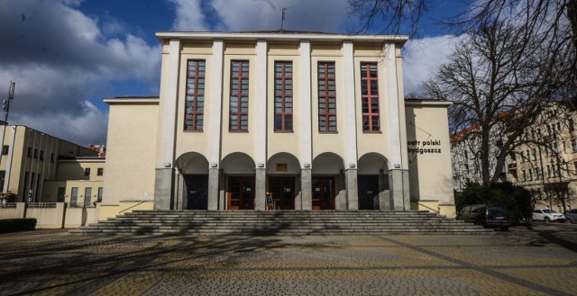 Projekt modernizacji gmachu Teatru Polskiego w Bydgoszczy przewiduje nadbudowanie oraz rozbudowanie głównej bryły budynku, wymianę konstrukcji dachu oraz instalacji wodno- kanalizacyjnej, centralnego ogrzewania, elektrycznej i wentylacji mechanicznej w całym budynku teatru. Budynek zostanie dostosowany dla osób z niepełnosprawnościami dzięki zastosowaniu windy, podnośników, odpowiednich urządzeń sanitarnych oraz mobilnych foteli teatralnych. Zmieni się widownia, balkon, akustyka budynku.