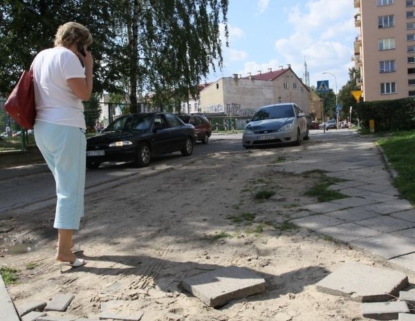 Mieszkańcy bloku przy Alei Piłsudskiego boją się kolejnej zimy. Wtedy na zniszczonym chodniku można zrobić sobie największą krzywdę.