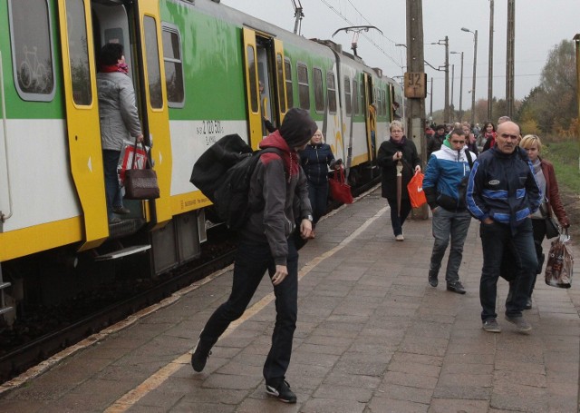 Od piątku pasażerowie pociągów Kolei Mazowieckich relacji Radom - Warszawa nie muszą przesiadać się na stacji w Lesiowie.