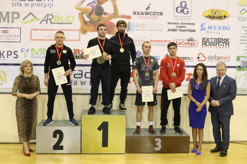 Na trzecim stopniu podium w czerwonym stroju Mairbek Salimov