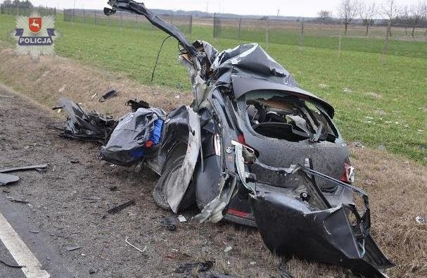 Śmiertelny wypadek w Wymysłowie: Zginął kierowca seata, próbował wyprzedzić ciężarówkę FOTO