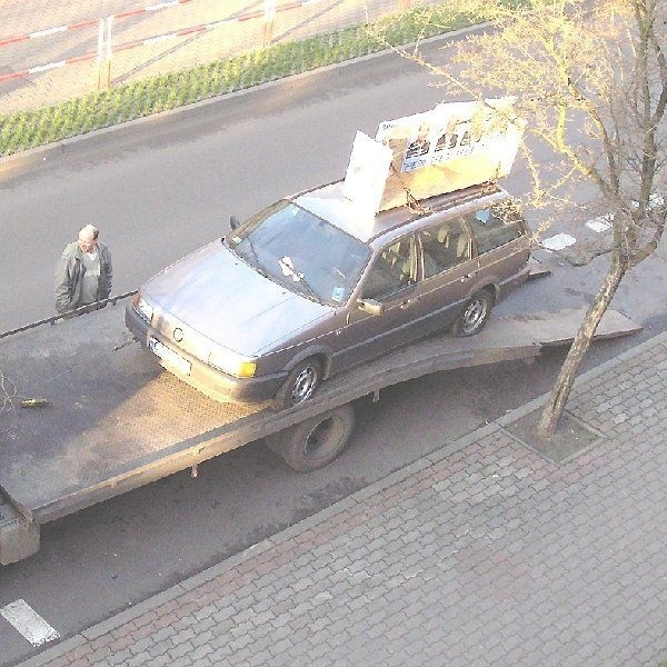 Samochód z reklamami wyborczymi odholowano  na parking strzeżony