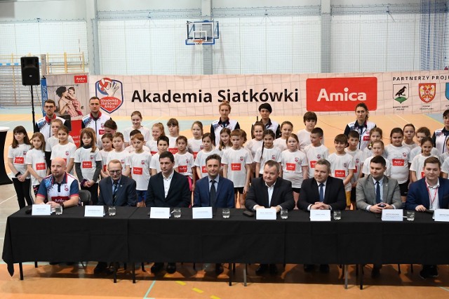 W hali "Szamotulanka" podpisano list intencyjny, dzięki któremu młodzież szkolna z powiatu szamotulskiego będzie miała idealne warunki do trenowania siatkówki