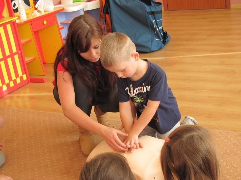Ratownicy WOPR uczyli dzieci z PM nr 8 pierwszej pomocy (zdjęcia)