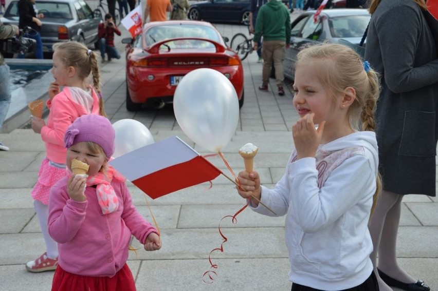 Dzień Flagi w Ostrowcu. Taniec, motocykle i balony puszczone w niebo