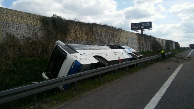 Jadący z Radomia w kierunku Warszawy autobus przewożący pracowników zjechał z drogi, uderzył w barierki ochronne i zatrzymał się  w rowie.