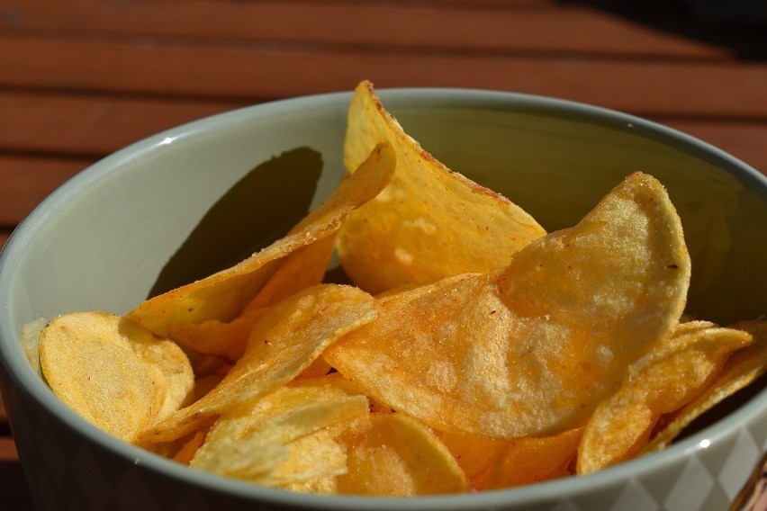 Jak zauważają eksperci, nadmierne jedzenie chipsów znacznie...