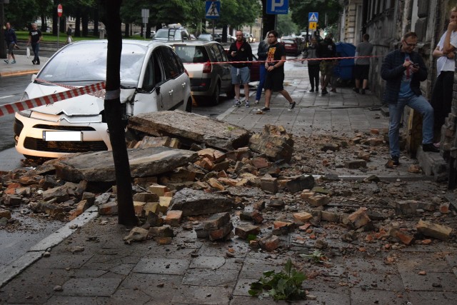 Balkon zarwał się na ulicy Dąbrowskiego w Gorzowie. Spadający gruz uszkodził jeszcze balkon, znajdujący się poniżej i spadł na zaparkowane pod spodem auto.