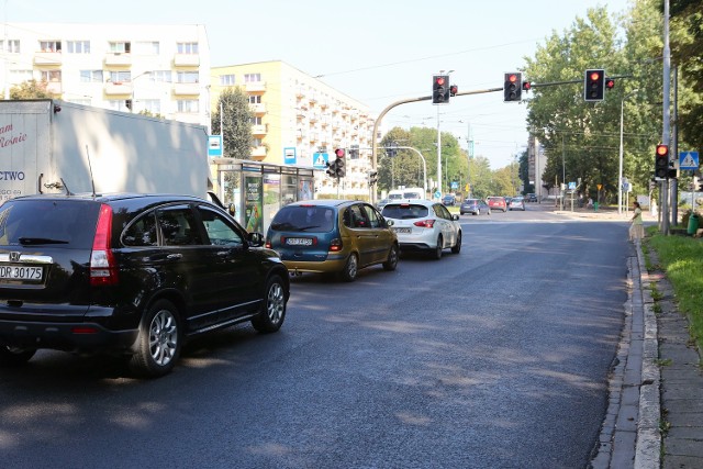 Wyremontowana ulica Matejki prezentuje się ładnie, ale czegoś tu brakuje... Na jezdni nie ma znaków poziomych, co sprawia kłopoty, zwłaszcza tym kierowcom, którzy nie mieszkają w Szczecinie na co dzień i nie wiedzą, jak wcześniej przebiegały pasy w tym miejscu.