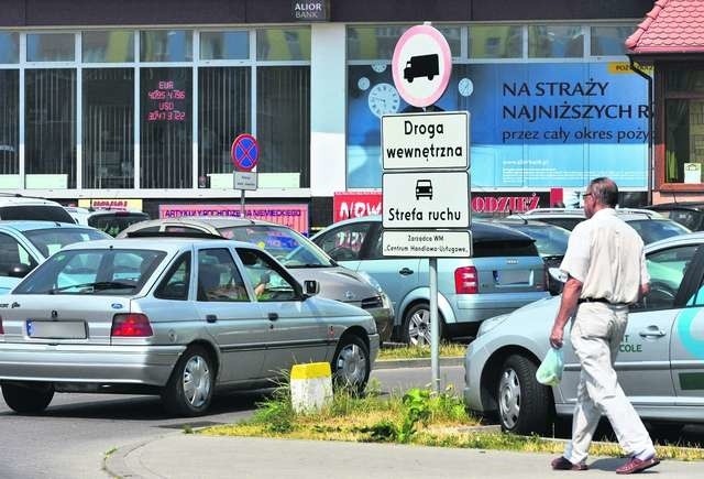 W Bydgoszczy ciasno jest, m.in. na parkingu przed dawnym „Hermesem” na Kapuściskach, gdzie dochodzi do wielu stłuczek