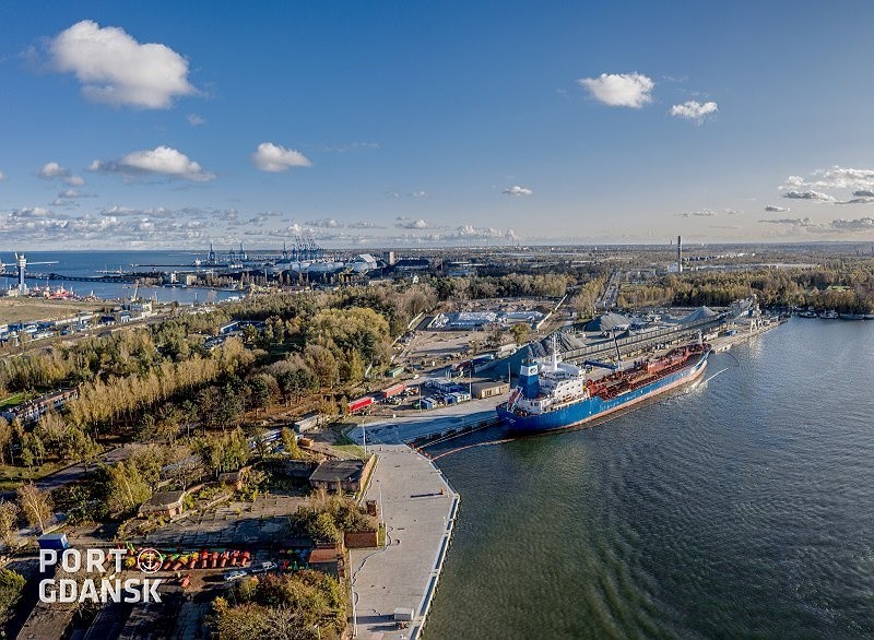 Port Gdańsk. Nabrzeża Obrońców Poczty Polskiej i Mew zostały odnowione. Mogą już cumować statki [zdjęcia]