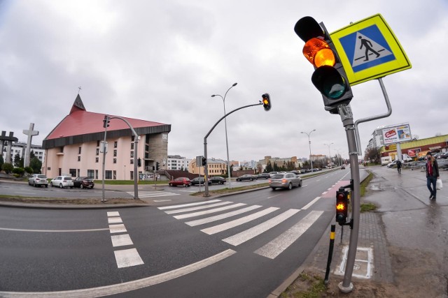 Obecnie na 20 skrzyżowaniach w Polsce działa automatyczny monitoring przejazdu na czerwonym świetle. Policja również organizuje akcje, które mają na celu ukaranie kierowców dopuszczających się tego wykroczenia.