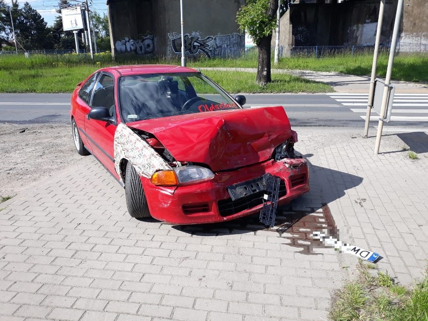 Wypadek na Żernickiej. Młody kierowca nie wyhamował