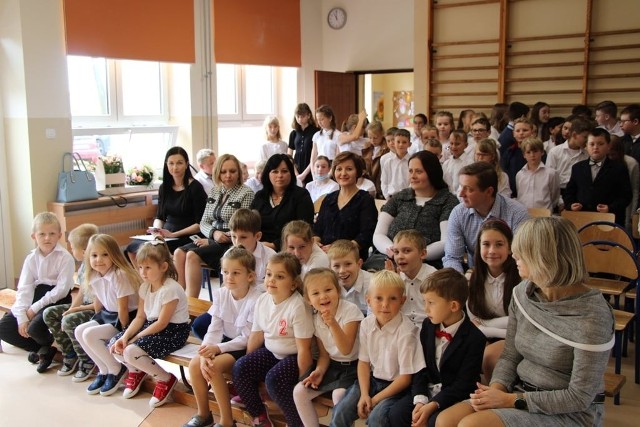 Potrójne święto w Samorządowej Szkole Podstawowej w Brześciu. Uroczysty Dzień Edukacji, Dzień Papieski i ślubowanie.