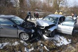 Wypadek w Woli Korzenieckiej. 19-latek w audi zderzył się czołowo z volkswagenem [ZDJĘCIA]