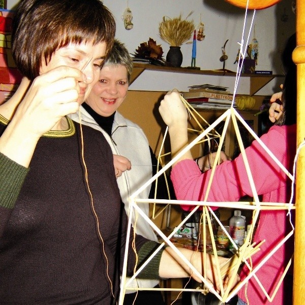Aldona Karwowska, nauczycielka plastyki z Moniek (z lewej) pokazała instruktorom w SOK i dzieciom sposób wykonywania pająków ze słomy i bibuły charakterystycznych dla Podlasia.