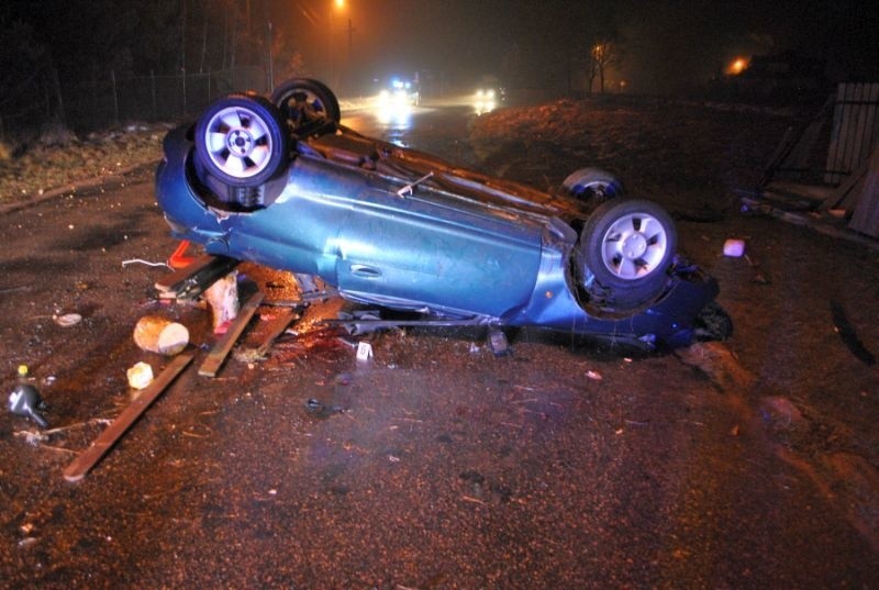 Serwy: 36-latka straciła panowanie nad autem. Ford dachował na posesji (zdjęcia)