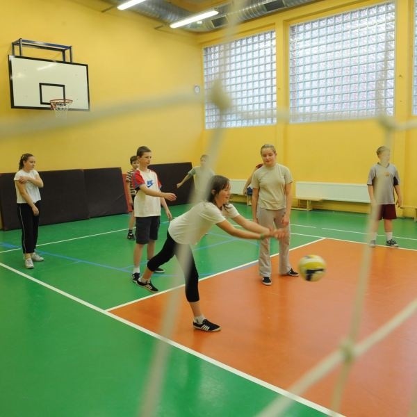 Wczoraj szóstoklasiści z podstawówki nr 2 w Opolu grali w siatkówkę. Być może od przyszłego roku szkolnego na lekcjach wuefu będą woleli uczyć się tańca.