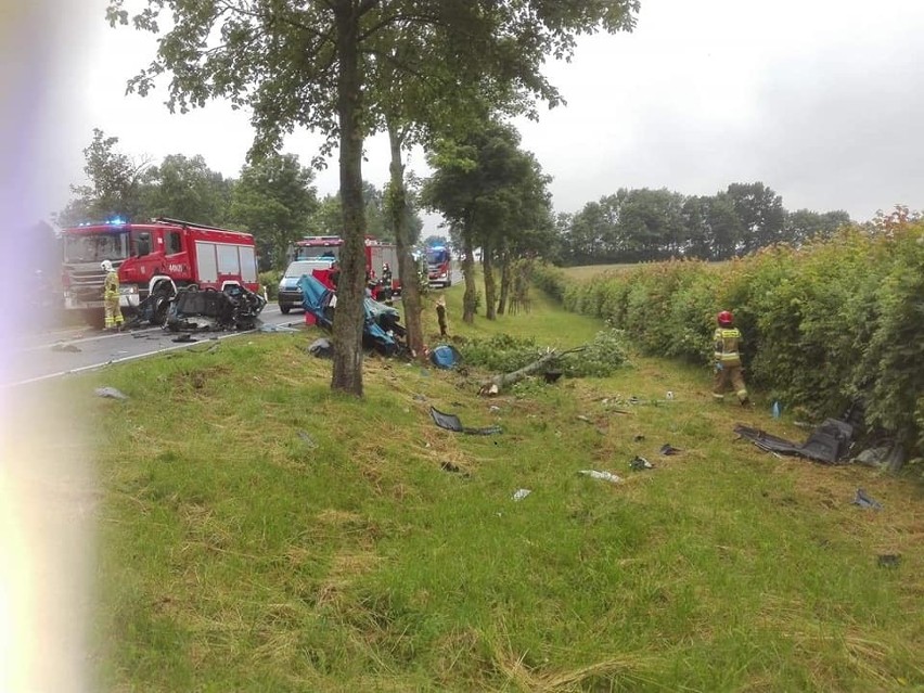 Śmiertelny wypadek na DK 63. Kierowca wyleciał z auta i zginął (zdjęcia)