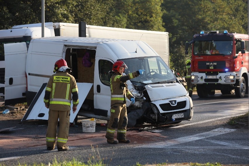 Wypadek busa z imigrantami w Piotrkowie. Kierowca i pasażerowie po wypadku uciekli do lasu