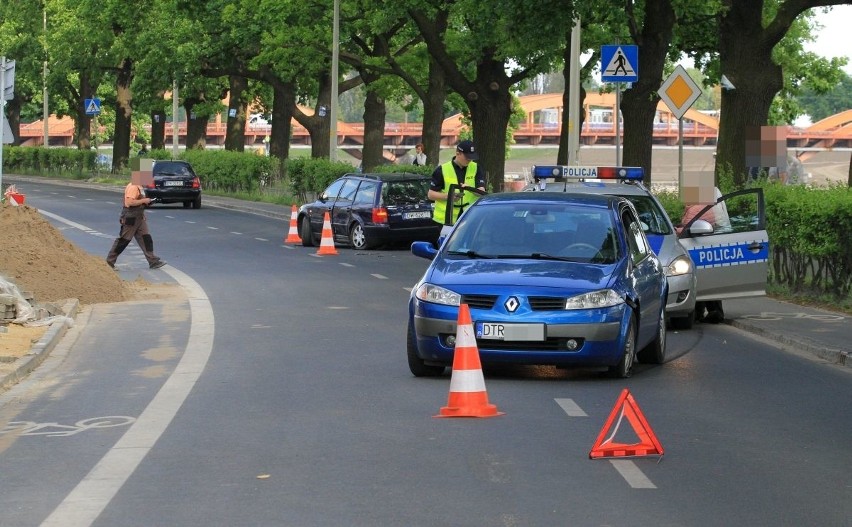 Wrocław: Wypadek na ul. Na Polance. Kierowca przestraszył się koparki