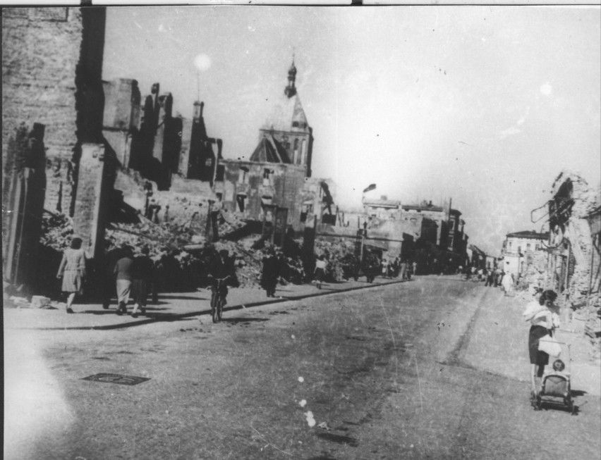 Tak prezentowała się dzisiejsza ulica Zwycięstwa w 1945...