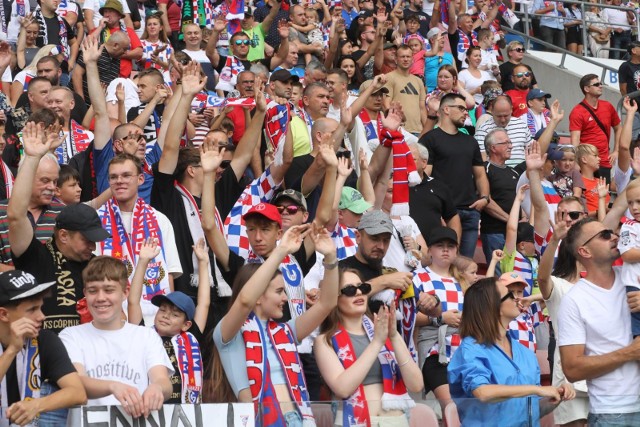 Kibice Górnika Zabrze licznie stawili się na stadionie przy Roosevelta.  Zobacz w galerii ZDJĘĆ listę TOP 10 meczów z największą liczbą kibiców w Polsce