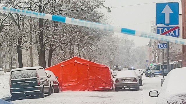 Tragedia rozegrała się przy ul. Sudeckiej we Wrocławiu. Maksymilian F. strzelił do eskortujących go policjantów i uciekł. Nieprzytomnych mundurowych znalazł w samochodzie kierowca, który nie mógł tędy przejechać