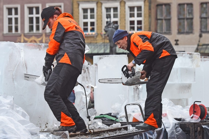 Poznań Ice Festival: Trwa maraton rzeźbienia w lodzie