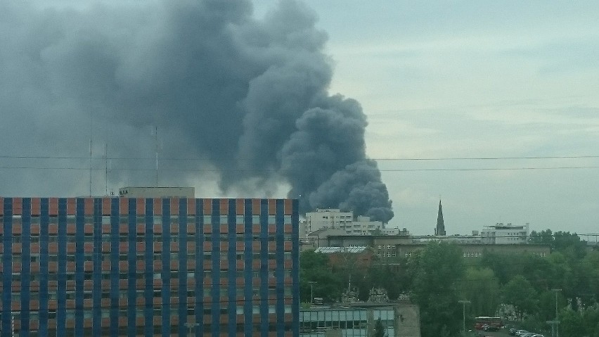 Pożar w Katowicach 13.05.2016. Pożar hali na ul. Żeliwnej