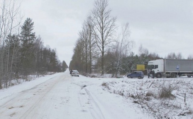 Kobieta doznała urazu głowy, natomiast pieszy złamał nogę. Oboje zostali przewiezieni do szpitala.