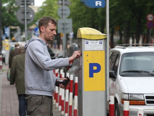 Jeszcze przez miesiąc będziemy wrzucać bilon do starych parkometrów w Słupsku.