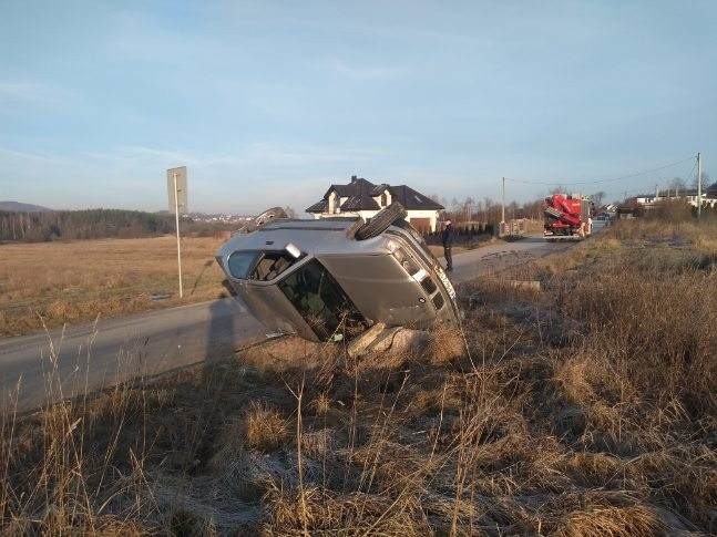 BMW wypadło z drogi w Sukowie. Dwie osoby w szpitalu