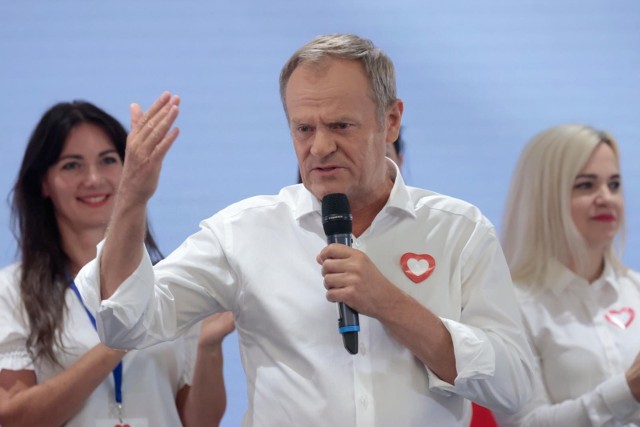 Tusk i jego ekipa rzeczywiście nie mieli w zwyczaju pytać o zgodę wyborców na swoje reformy (m.in. podwyższenie wieku emerytalnego, zabranie pieniędzy z OFE, obowiązek szkolny dla sześciolatków, zgoda na nakaz przyjmowania nielegalnych imigrantów).