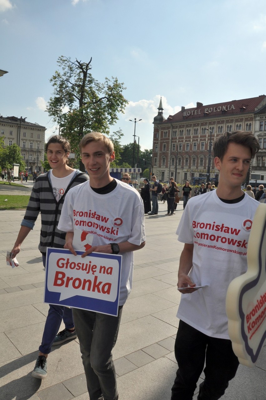 Krakowianie niechętnie sięgali po ulotki zachęcające do głosowania na Komorowskiego