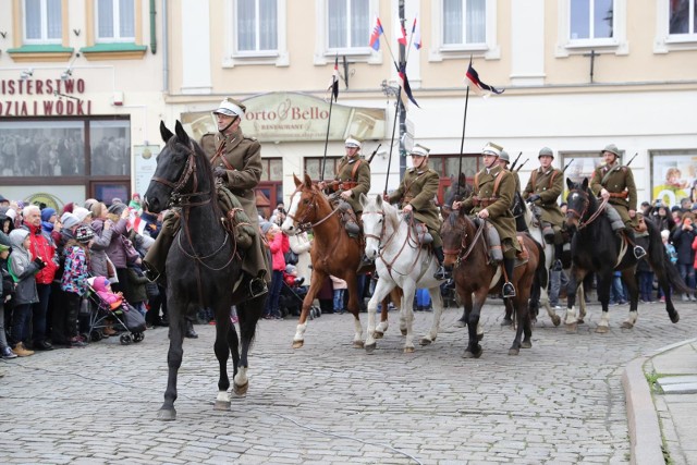 Około 300 różnych wydarzeń - tyle zaplanowano przed, po i w trakcie Święta Niepodległości w Bydgoszczy.  Zaczniemy świętować już w piątek. Sprawdźcie, co nas czeka!9.11 – Śpiewanie pieśni patriotycznych w bydgoskich tramwajach - tramwaj miejski nr 3, uczniowie LO nr 6 – godz. 08.08 rondo Jagiellonów – do końca trasy i z powrotem, uczniowie LO nr 8 – godz. 11.48 pętla Wilczak – do końca trasy i z powrotem.➤➤Flesz - wypadki drogowe. Jak udzielić pierwszej pomocy?