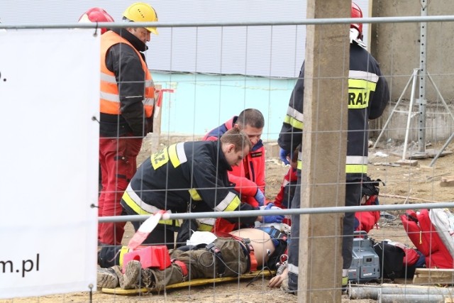 Do koszmarnego wypadku doszło na budowie przy ul. Kościuszki 52 w Toruniu, gdzie blok stawia Tombud. Do niezabezpieczonego szybu windy wpadł robotnik. Spadł z wysokości 3,5 metra.SZCZEGÓŁY NA KOLEJNYCH STRONACH >>>>tekst: Małgorzata OberlanPolecamy: Hity toruńskich cukierni. Najlepsze ciasta w mieścieTylko u nas: 10 nieoczywistych miejsc na wypad wokół Torunia!