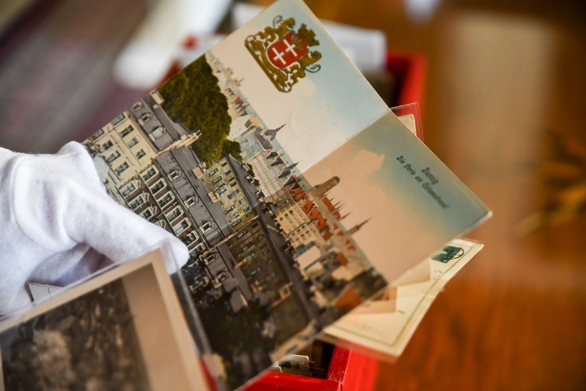 Zbiory Muzeum Gdańska wzbogaciła ogromna kolekcja pocztówek...