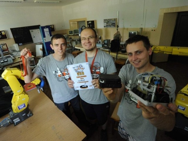 Każdy z trzech młodych konstruktorów (na zdjęciu od lewej: Łukasz Księżarek, Grzegorz Kolbuch i Adrian Dobosz) stworzył swojego robota. - Będziemy je jeszcze udoskonalać - mówi Adrian.