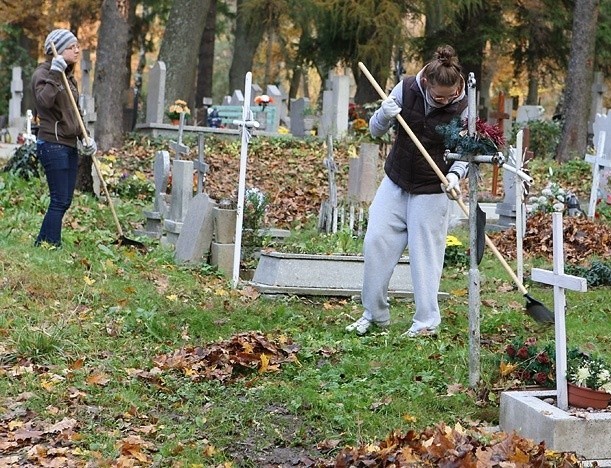 Gimnazjaliści sprzątają slupskie zaniedbane groby