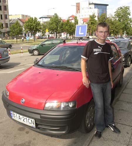 Bartek Strękowski z Białegostoku na kurs prawa jazdy zdecydował się dlatego, że są wakacje. Nie bez znaczenia był dla niego także fakt, że od października egzaminy na prawo jazdy mają być trudniejsze i droższe. - Do połowy sierpnia zrobię kurs i będę miał do października 1,5 miesiąca, by zdać egzamin - twierdzi 18-letni Bartek.