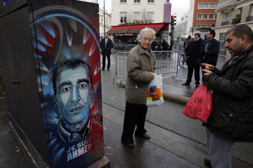 Rocznica zamachu na "Charlie Hebdo". Prezydent Francji złożył kwiaty przed siedzibą redakcji