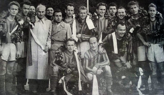 Pogoń Szczecin 1958 r. - po zdobyciu awansu do I ligi. Stoją od lewej: Wiśniewski, Słowiński, Krygier (trener), Ignaczak (w cywilu), Piątek, Jaworski, Bakuła, Nowacki, Konarski, Leszczyński, Kalinowski. W przysiadzie od lewej: Domżalski, Kurzynoga, Przybylski.