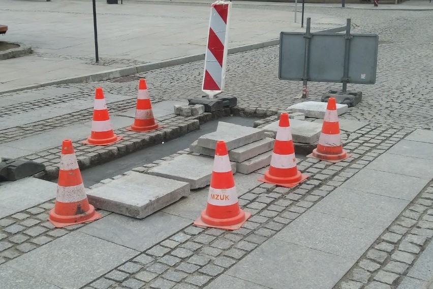 Gorlice. Ulica Mickiewicza może być dowodem w sprawie sądowej. Na razie nie będzie więc gruntownej jej naprawy [ZDJĘCIA]