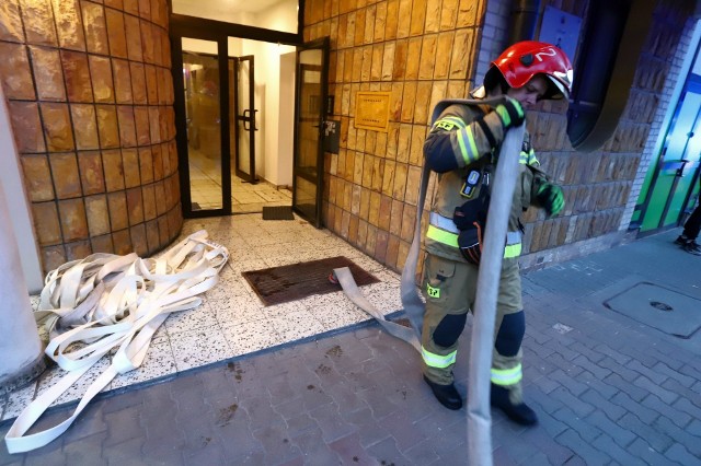 Duże zadymienie w wieżowcu w pobliżu placu Grunwaldzkiego we Wrocławiu. Do akcji ruszyło 7 zastępów straży pożarnej