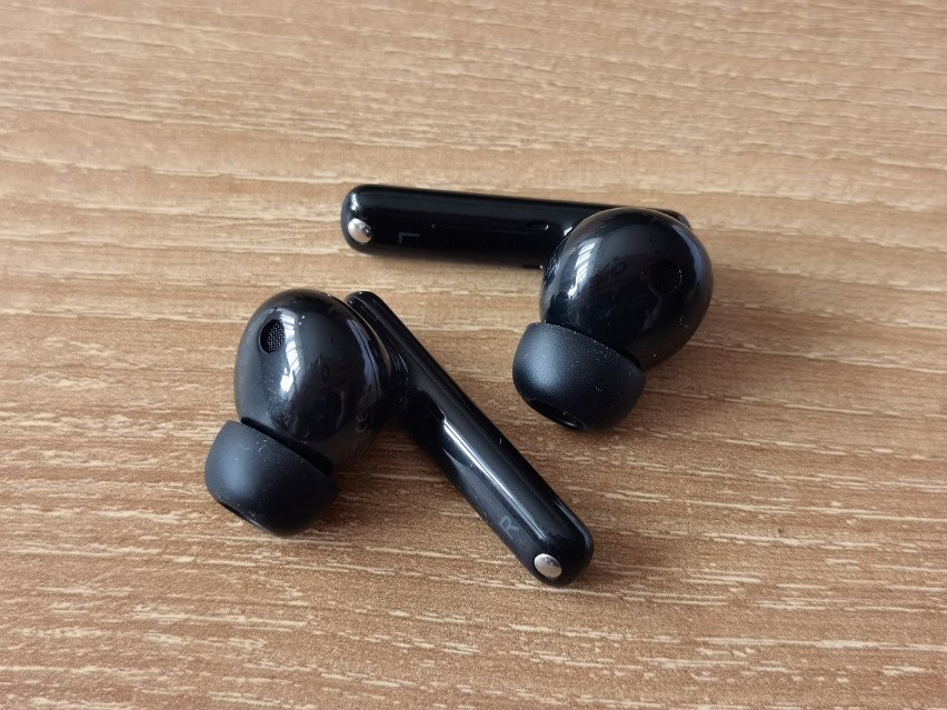 Bezprzewodowe, dokanałowe Huawei FreeBuds 4i, czyli tanie słuchawki z aktywną redukcją szumów. Test, recenzja